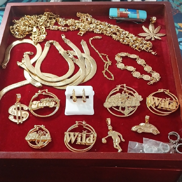 Gold Tone Women's Jewelry Set - Picture 1 of 8